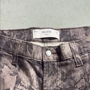 Hollister Earthy Camouflage Trousers